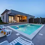 Modern Family With Private Pool - Mia & Teo Villa *