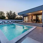 Modern Family With Private Pool - Mia & Teo