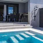 Modern Family With Private Pool - Mia & Teo