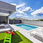 Modern Family With Private Pool - Mia & Teo Villa *