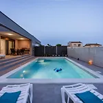 Modern Family With Private Pool - Mia & Teo *