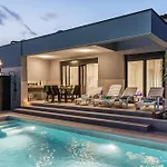 Modern Family With Private Pool - Mia & Teo Villa *