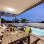 Modern Family With Private Pool - Mia & Teo