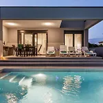 Modern Family With Private Pool - Mia & Teo Villa *