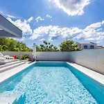 Modern Family With Private Pool - Mia & Teo