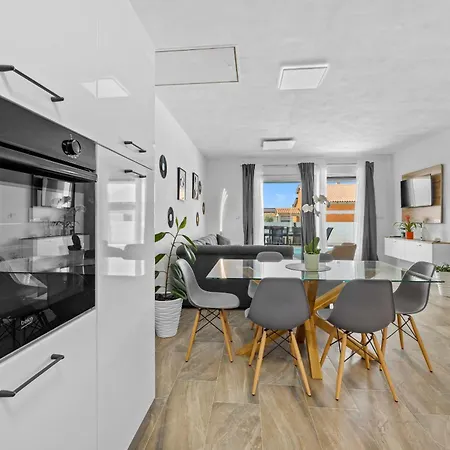 Modern Family With Private Pool - Mia & Teo 빌라 *