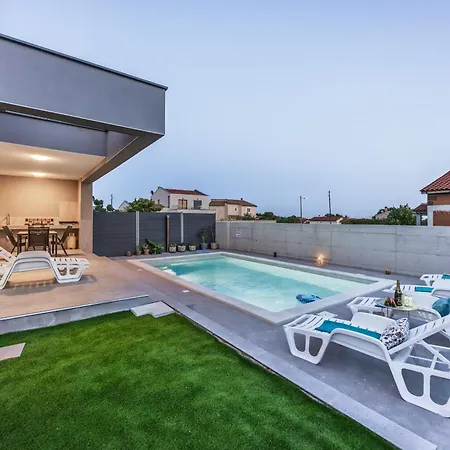 Modern Family With Private Pool - Mia & Teo *