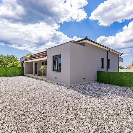 Modern Family With Private Pool - Mia & Teo *