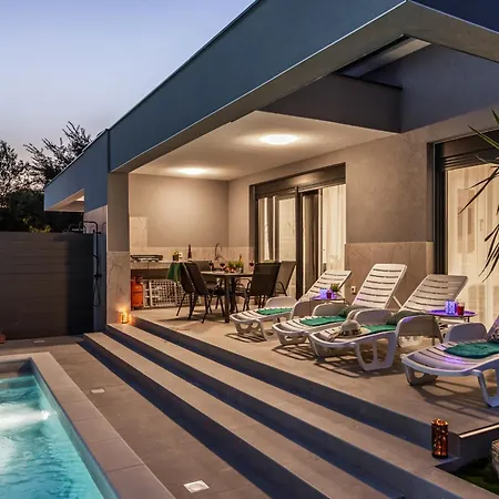 Modern Family With Private Pool - Mia & Teo 빌라 Loborika