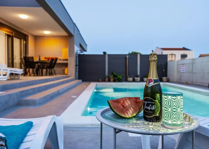 Modern Family With Private Pool - Mia & Teo *