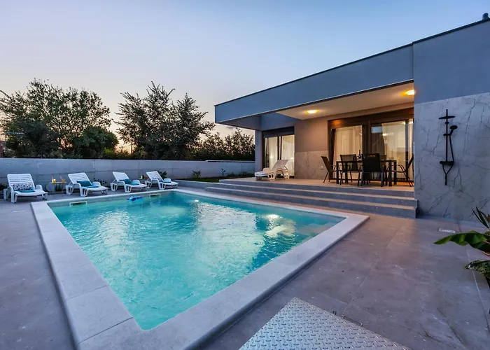 Modern Family With Private Pool - Mia & Teo