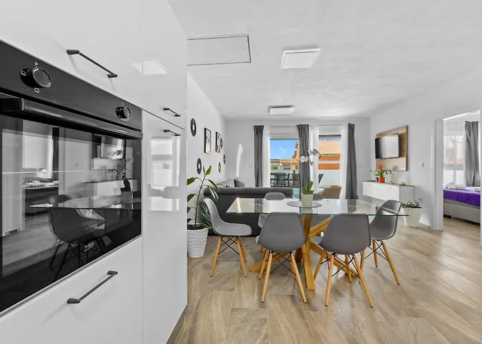 Modern Family With Private Pool - Mia & Teo 빌라 *