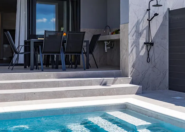 Modern Family With Private Pool - Mia & Teo