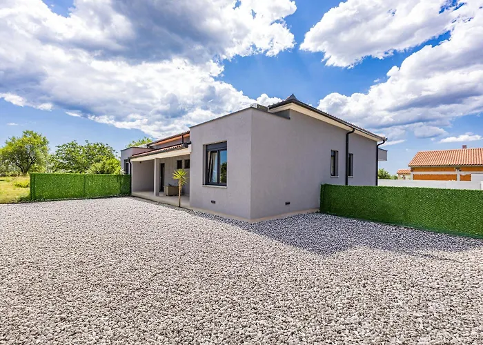 Modern Family With Private Pool - Mia & Teo *