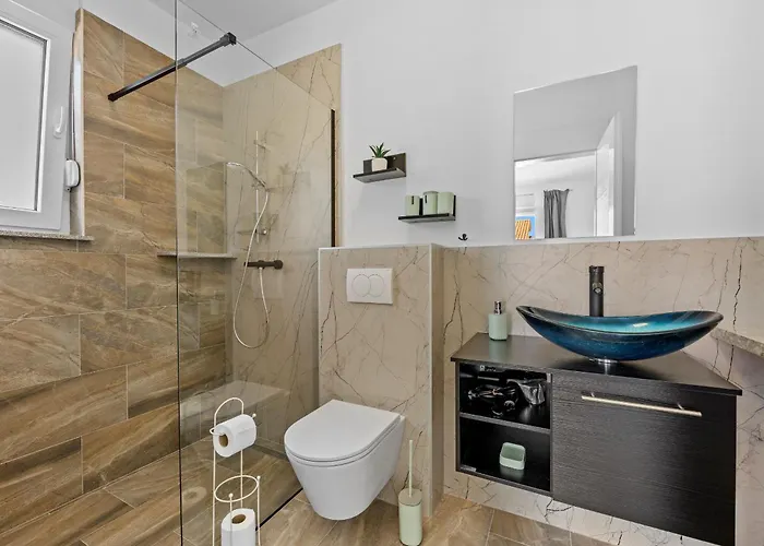 Modern Family With Private Pool - Mia & Teo *