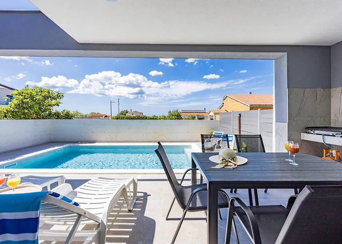 Modern Family With Private Pool - Mia & Teo 빌라