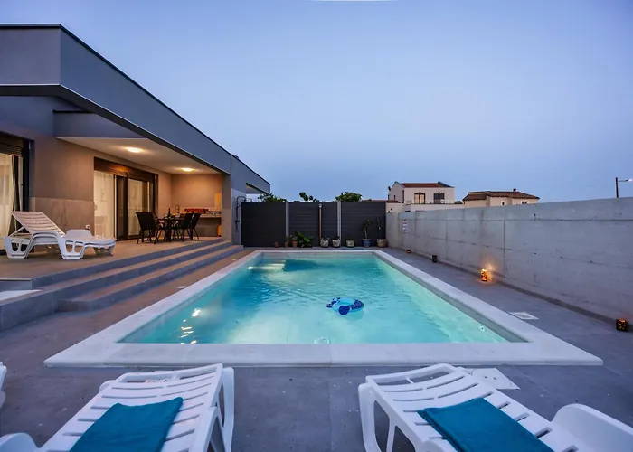 Modern Family With Private Pool - Mia & Teo *