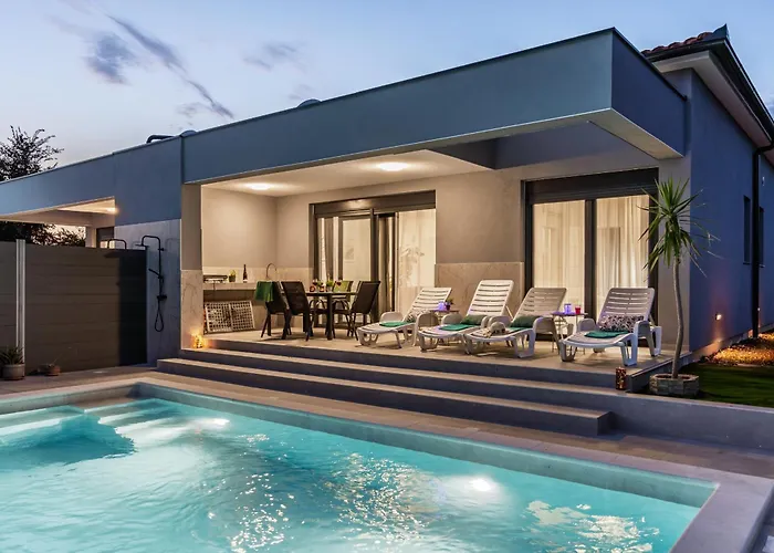 Modern Family With Private Pool - Mia & Teo 빌라 *