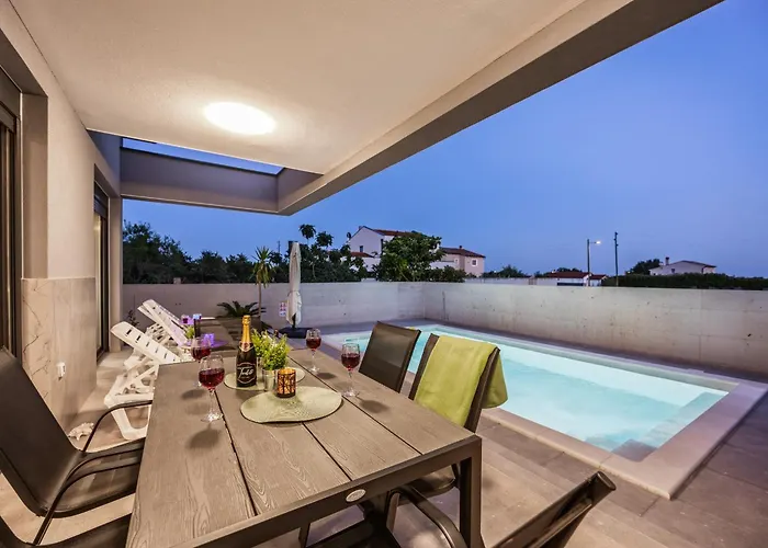 Modern Family With Private Pool - Mia & Teo