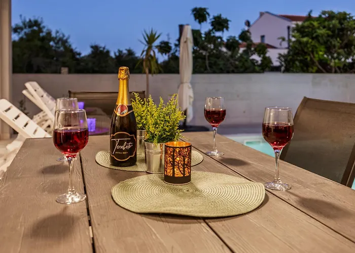 Modern Family With Private Pool - Mia & Teo 빌라 *