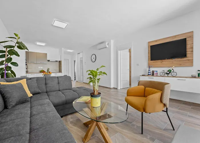 Modern Family With Private Pool - Mia & Teo *