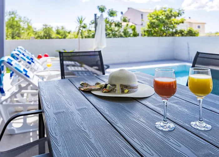 Modern Family With Private Pool - Mia & Teo 빌라