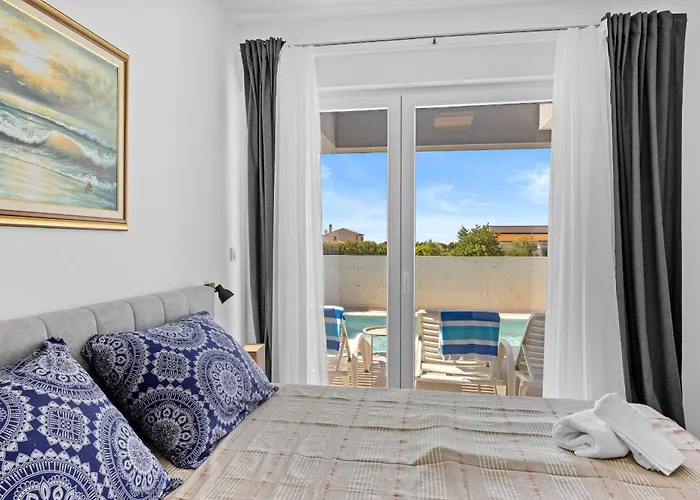 Modern Family With Private Pool - Mia & Teo 빌라 *