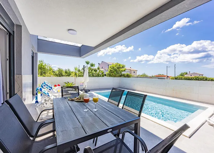 Modern Family With Private Pool - Mia & Teo * Loborika