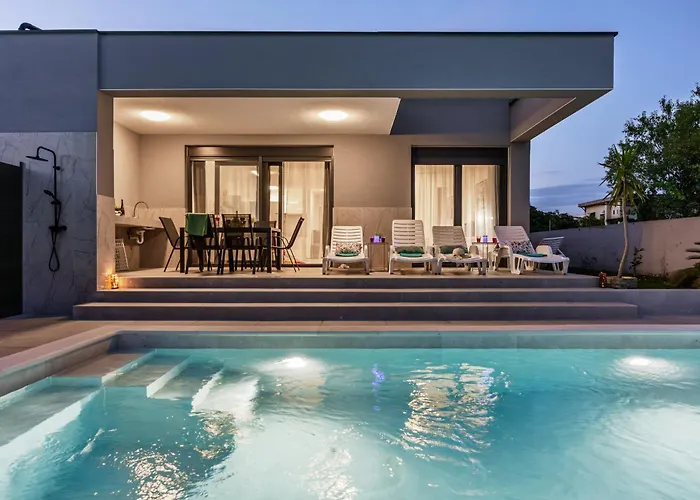 Modern Family With Private Pool - Mia & Teo 빌라 *