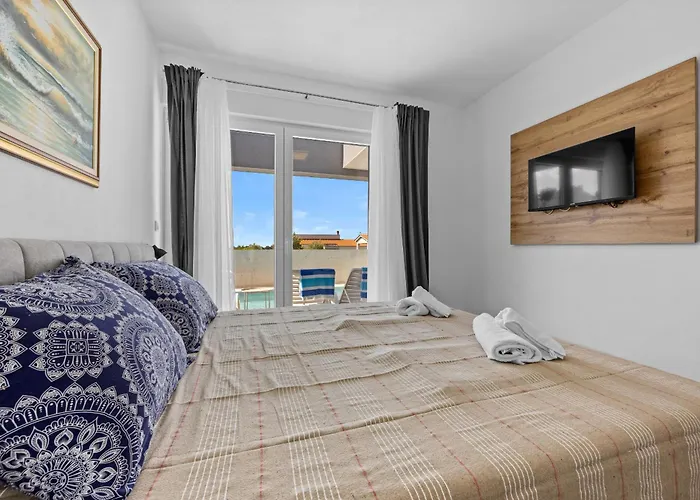 Modern Family With Private Pool - Mia & Teo