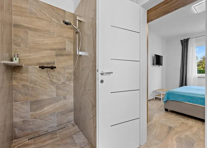 Modern Family With Private Pool - Mia & Teo * Loborika