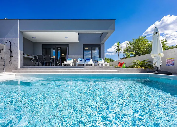 Modern Family With Private Pool - Mia & Teo